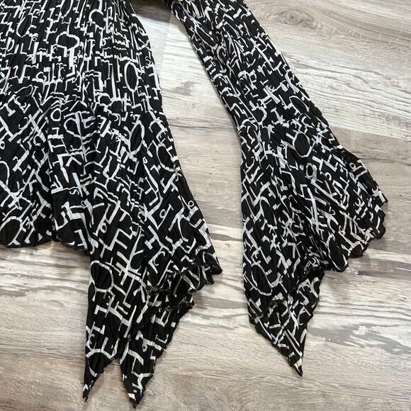 Vintage Black White Graphic Print Pleated Top w/ Bell Sleeves & Sharkbite Hem - Picture 4 of 6